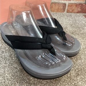 Clarks Cloudsteppers Arla Kaylie black flip flop sandals size 10